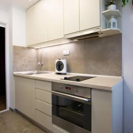 Sava Centar-arena, Ema Apartman